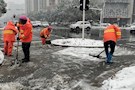 大雪突降 “橙衣”护航