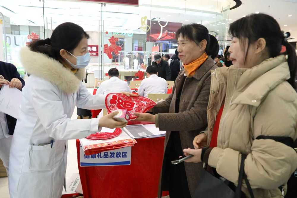 【武陵文明网】迎新春健康惠民 文明实践暖民心  --湘雅常德医院开展新时代文明实践义诊活动